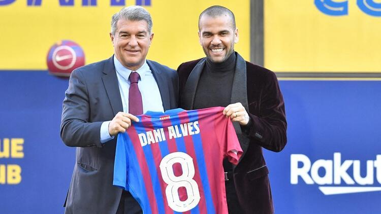 Dani Alves nhận số áo mới tại Barca