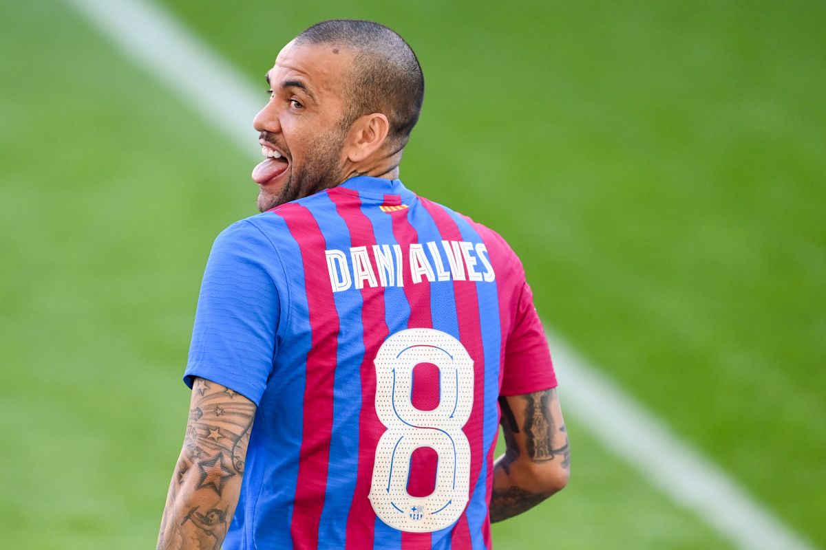 Alves trở lại với Barca