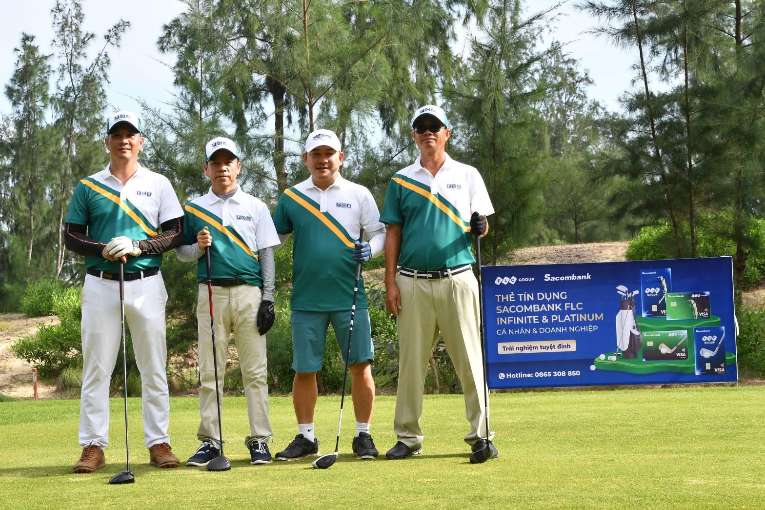 Nhà vô địch giải đấu FCA Golf Tournament 2021 nhận vàng nguyên khối 9999